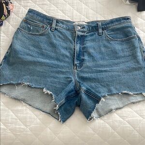 Abercrombie & Fitch Blue Jean curve love mom 4” Shorts